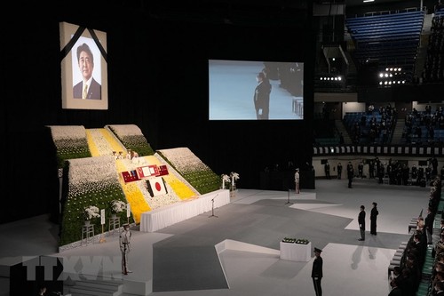 В Японии началась церемония государственных похорон бывшего премьер-министра Японии Абэ Синдзо - ảnh 1