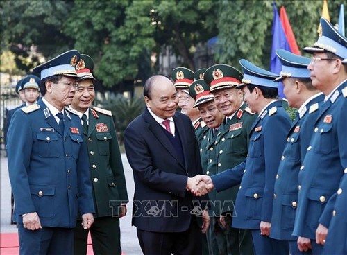 Президент Нгуен Суан Фук посетил войска ВВС Вьетнама по случаю 50-й годовщины победы «Ханой – Дьенбьенфу в воздухе»  - ảnh 1