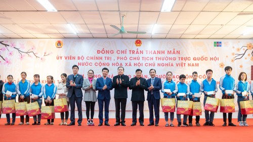 Постоянный вице-спикер парламента Чан Тхань Ман призвал мобилизовать ресурсы в поддержку семей льготных категорий и лиц, имеющих заслуги перед Отечеством - ảnh 1