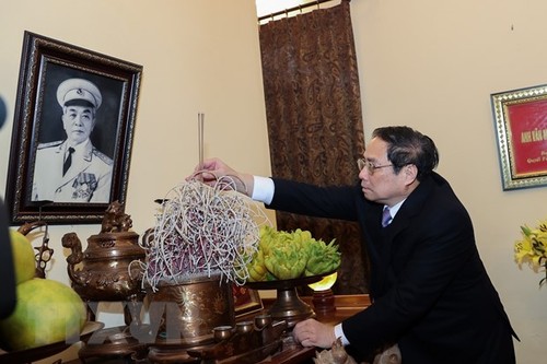 Премьер-министр Фам Минь Тинь воскурил благовония в память о премьер-министре Фам Ван Донге и генерале армии Во Нгуен Зяпе  - ảnh 1