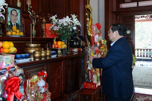 Премьер-минстр Фам Минь Тинь поздравил семьи покойных руководителей правительства в городе Хошимине с наступающим лунным новым годом  - ảnh 1