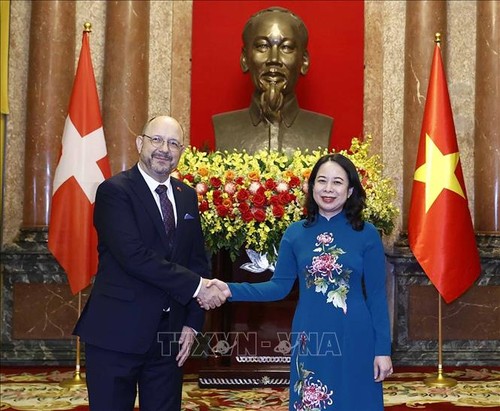 Врио президента Вьетнама Во Тхи Ань Суан приняла верительные грамоты у послов Швейцарии, Малайзии и Камбоджи   - ảnh 1