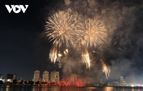 Река Хан стала великолепной в ночь открытия международного фестиваля фейерверков в Дананге - DIFF 2023 - ảnh 1