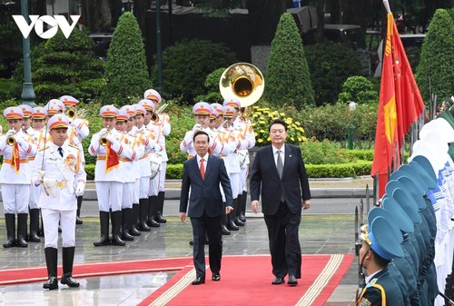 Президент Во Ван Тхыонг председательствовал на торжественной церемонии встречи южнокорейского коллеги Юн Сок Ёля - ảnh 1