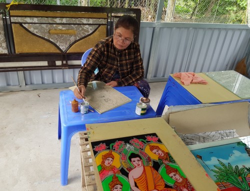 Cвоеобразное ремесло росписи по стеклу в общине Футан провинции Шокчанг - ảnh 1