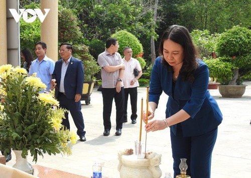Временно исполняющая обязанности президента Во Тхи Ань Суан воскурила благовония в память о павших фронтовиках в тюрьме Контум   - ảnh 1