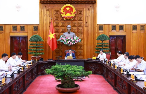  Премьер-министр Фам Минь Тинь возглавил заседание по проведению финансовой, денежно-кредитной политики, управлению рынком золота - ảnh 1