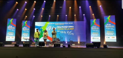 Вьетнамо-южнокорейский фестиваль: концерт “Мы едины” - ảnh 1