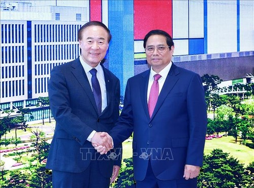  Премьер-министр Фам Минь Тинь посетил комплекс по производству  полупроводников корпорации Самсунг  - ảnh 1