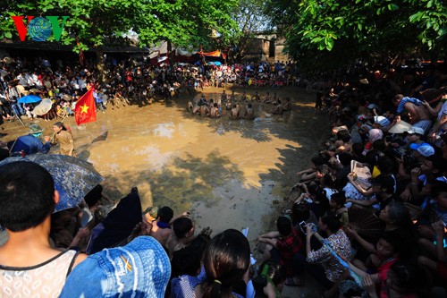 北江省壮年男子的泥浆争球摔跤传统游戏 - ảnh 1