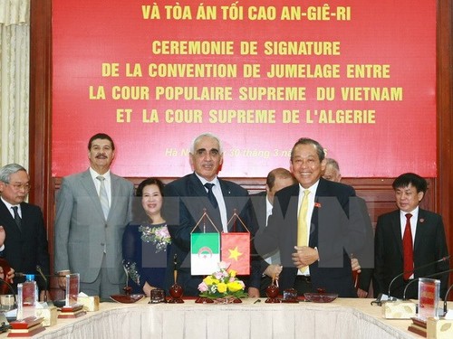 越南最高人民法院院长张和平会见阿尔及利亚法院代表团 - ảnh 1