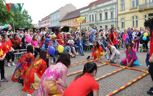 越南文化在捷克民族民间文化节上给人们留下深刻印象 - ảnh 2