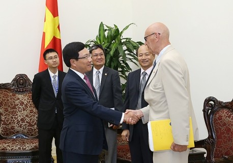 越南政府副总理兼外交部长范平明会见瑞典首相特使朔里 - ảnh 1
