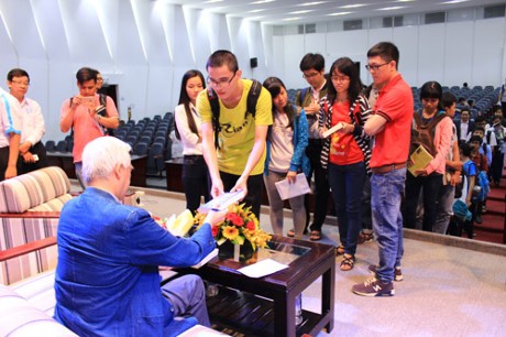 把自然科学研究火炬传给越南年轻一代的优秀天文物理学家郑春顺 - ảnh 2