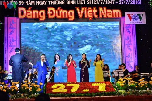越南全国各地举行多项活动纪念荣军烈士节 - ảnh 1