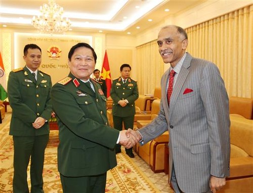 越南国防部长吴春历会见柬埔寨驻越大使布拉温洪 - ảnh 1
