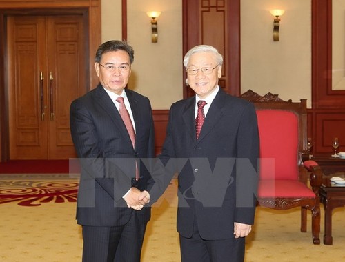 阮富仲会见老挝建国阵线中央委员会主席和老越友协主席 - ảnh 1