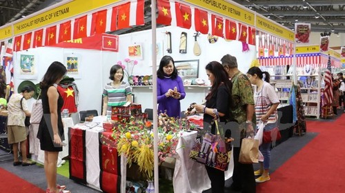 越南参加在印度尼西亚举办的国际慈善义卖会 - ảnh 1