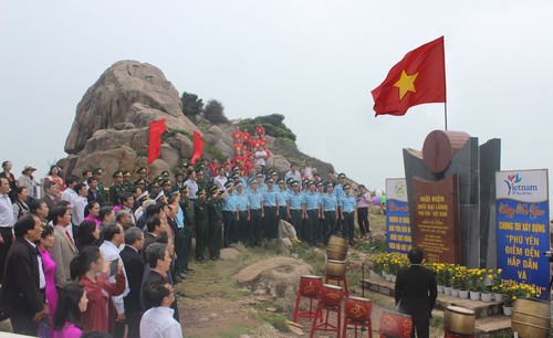 越南大陆领土最东端地区举行2017年新年升旗仪式 - ảnh 1