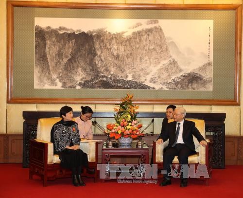 阮富仲会见中国对外友协代表团并出席向李小林会长授予友谊勋章仪式 - ảnh 1