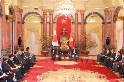 越南国家主席陈大光会见日本首相安倍晋三 - ảnh 1