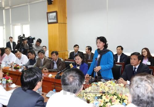 越南国会主席阮氏金银看望癌症病人 - ảnh 1