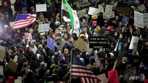 反对美国总统特朗普移民问题行政命令的示威活动在英国爆发 - ảnh 1