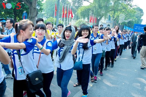 越南工贸部举行响应2017年地球一小时活动的跑步和骑车绿色行程 - ảnh 1