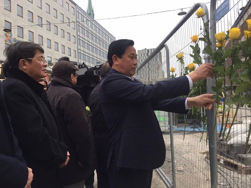 越南国会代表团献花悼念瑞典恐袭案遇难者 - ảnh 1
