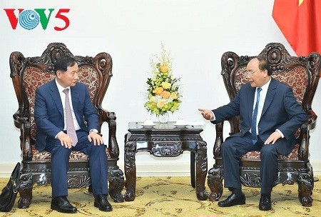 阮春福会见韩国现代汽车集团总裁S.K.Han和老挝公共工程与运输部部长本占 - ảnh 1