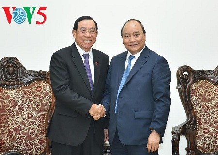 阮春福会见韩国现代汽车集团总裁S.K.Han和老挝公共工程与运输部部长本占 - ảnh 2