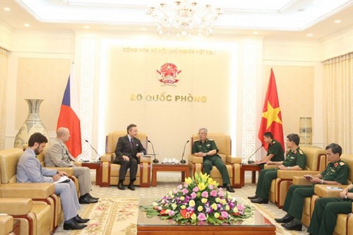 越南国防部副部长阮志咏会见捷克驻越大使格雷普尔 - ảnh 1