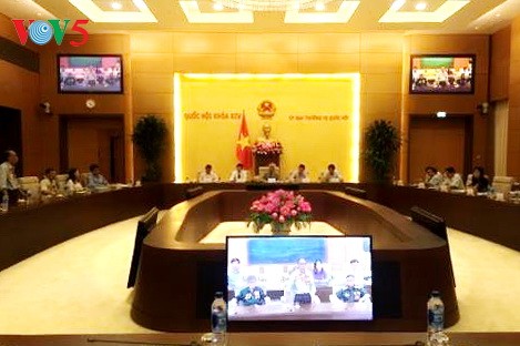 越南国会副主席王朱刘会见河静省为国立功者代表团 - ảnh 1