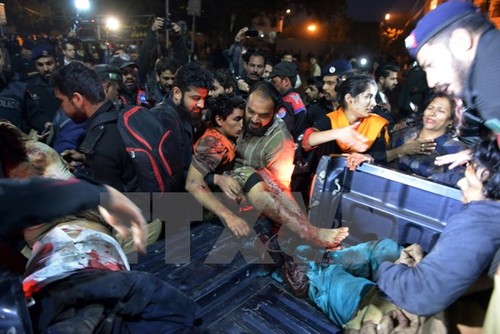 巴基斯坦发生自杀式恐怖袭击造成至少十三人死亡 - ảnh 1