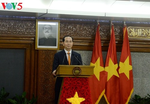 越南国家主席陈大光与孟加拉国总理哈西娜共同主持记者会 - ảnh 1