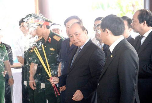 越南政府总理阮春福和前总理阮晋勇前往吊唁已故前总理潘文凯 - ảnh 1