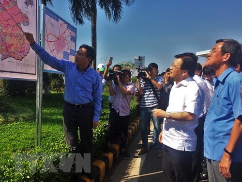越南政府副总理郑庭勇视察龙城机场建设项目 - ảnh 1