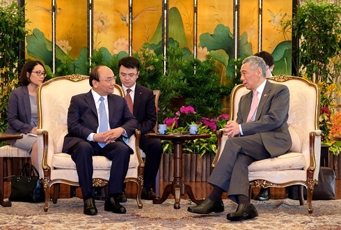 阮春福对新加坡的正式访问和出席第32届东盟峰会行程在多个方面取得成功 - ảnh 1