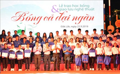 越南各地举行社会活动帮助贫困学生和患上疑难病症的儿童病人 - ảnh 1