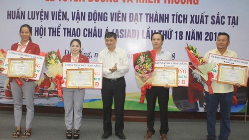 岘港对参加2018雅加达亚运会的教练员和运动员进行表彰 - ảnh 1