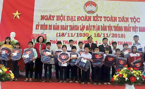 越南党和国家领导人出席各地的全民族大团结日活动 - ảnh 1