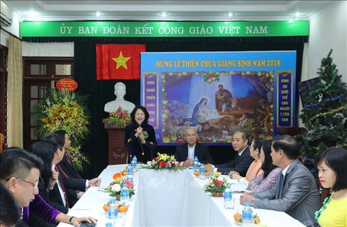 越南国家副主席邓氏玉盛看望越南天主教团结委员会 - ảnh 1