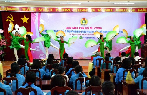 越南各地举行活动纪念三八国际妇女节 - ảnh 1