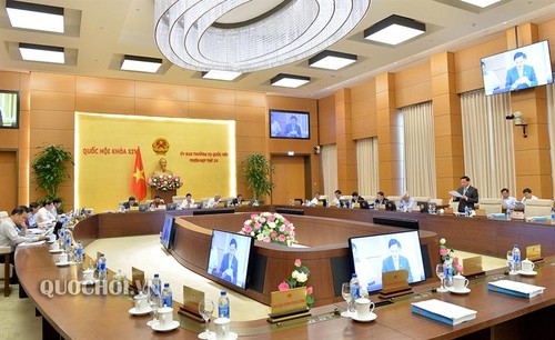 越南国会常委会继续向各部法律草案提供意见 - ảnh 1