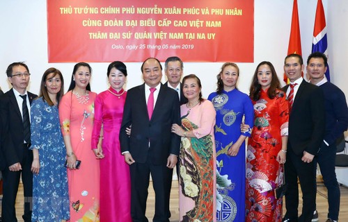 越南政府总理阮春福看望越南驻挪威大使馆 - ảnh 1