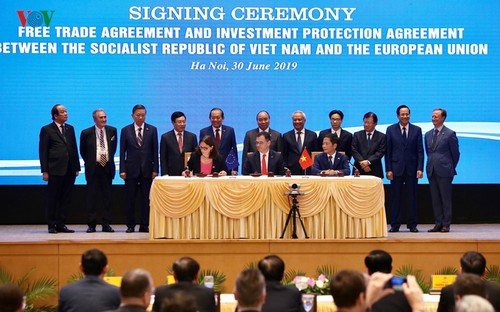 《越欧自贸协定》和《越欧投资保护协定》签署仪式在河内举行 - ảnh 1