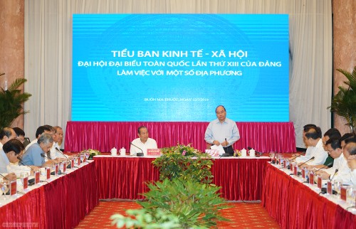 越共13大经济社会小组与一些地方领导人举行工作会议 - ảnh 1