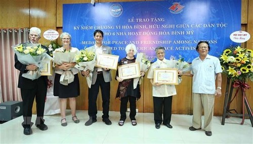 越南友好组织联合会向6名美国和平人士授予“民族和平友好”纪念章 - ảnh 1