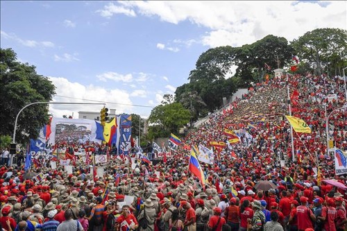 委内瑞拉民众举行游行反对美国制裁 - ảnh 1