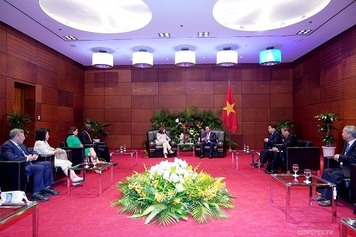 越南政府总理阮春福会见出席越南改革与发展论坛的国际专家 - ảnh 1